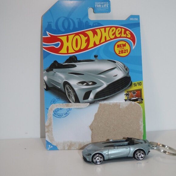 Hot Wheels Exotics 2020 Aston Martin V12 Speedster CUSTOM keychain W/card - Picture 2 of 6